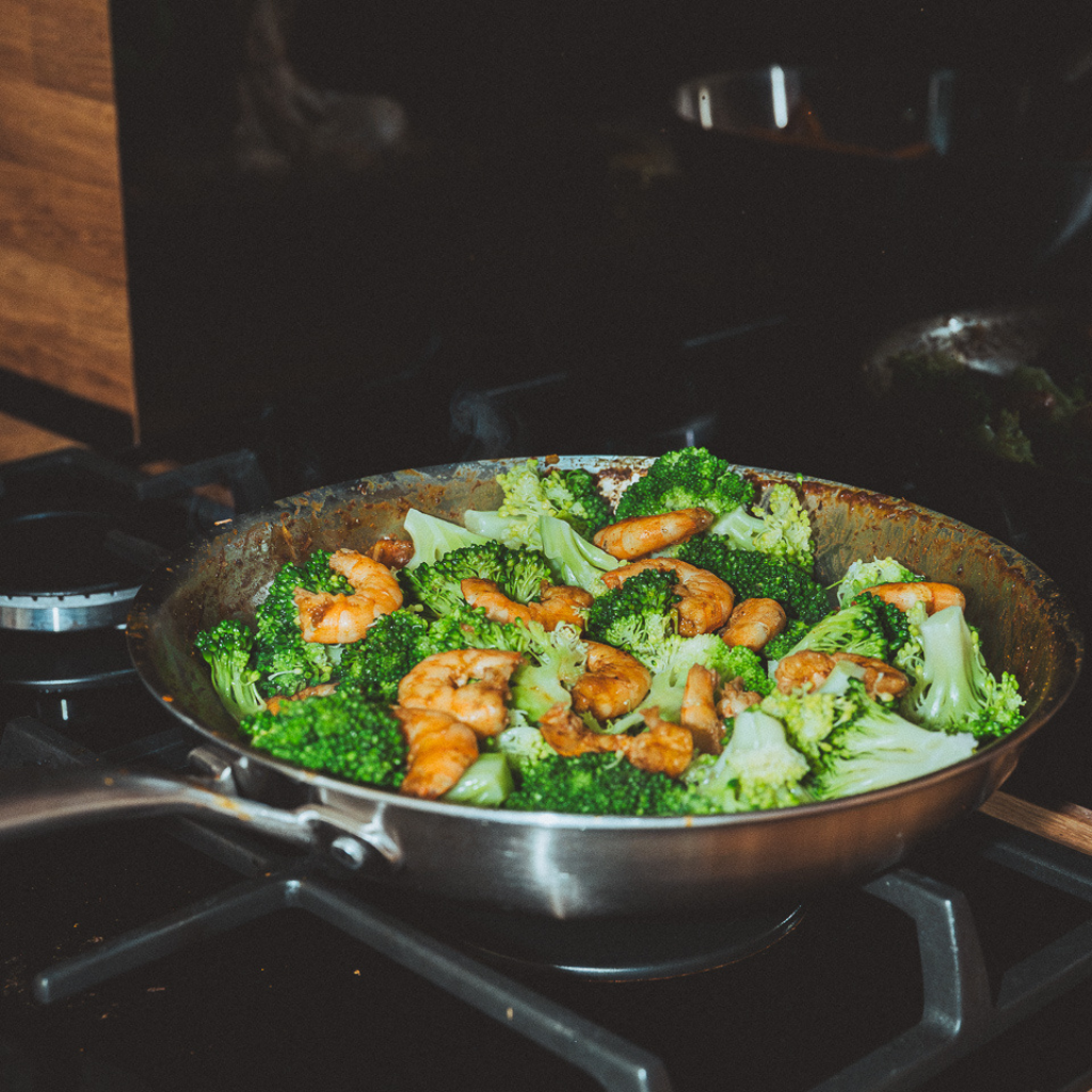 Crevettes sautées au brocoli à la poêle en inox